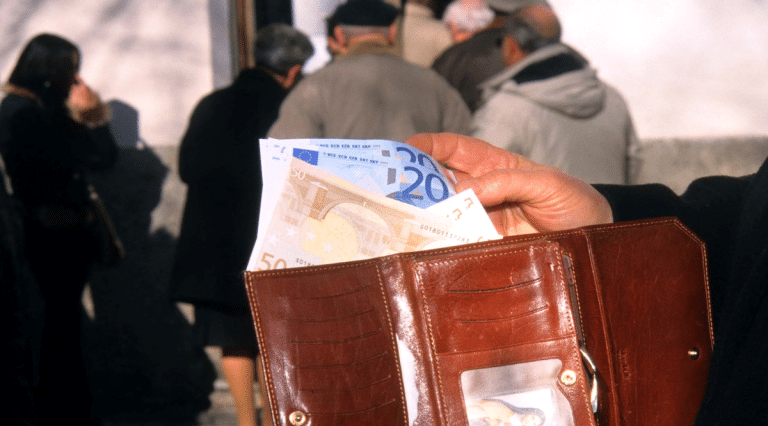 Innalzare le pensioni minime da 515 a 780 euro al mese per garantire un minimo vitale a tutti. Allo studio anche la pensione di garanzia per i giovani lavoratori.