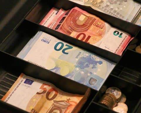 Ecco come ti arriveranno i 200 euro del bonus e quando: modalità di pagamento in base al tipo di contratto o pensione