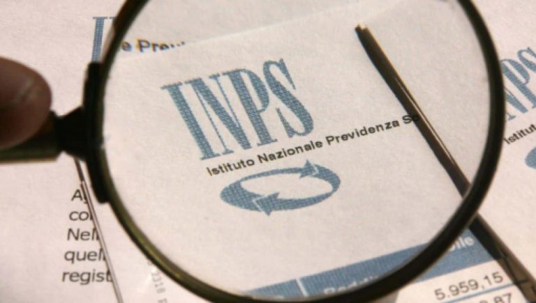 L'epidemia da Covid-19 infetta anche le pensioni contributive. Gli assegni saranno un po' più leggeri dal 2022. Vediamo un esempio per capire l'impatto.