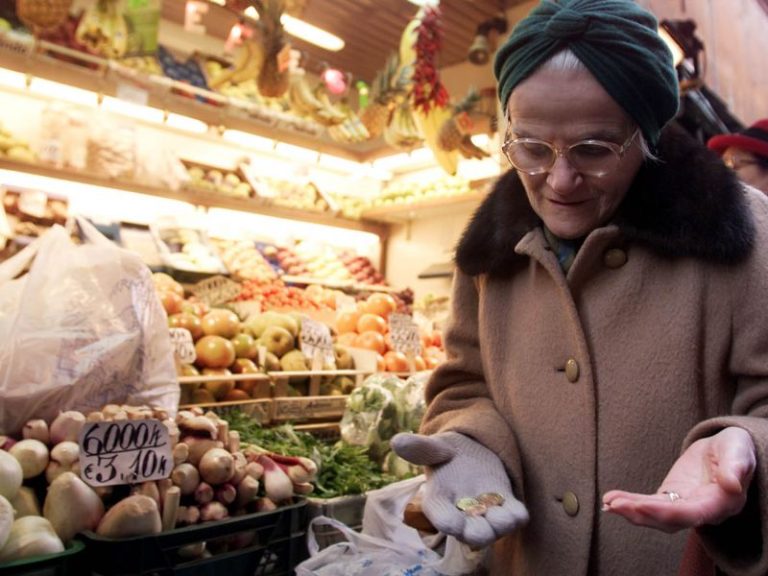 Il Governo vuole cancellare le pensioni di reversibilità: la notizia rimbalza in rete e genera scandalo e paure. Ma le fonti sono vecchie: è tutta una bufala? Facciamo chiarezza.