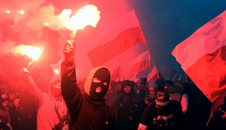 Un clima intollerante, xenofobo e antieuropeo è quello che si respira in Polonia: decine di migliaia di manifestanti nazionalisti hanno interrotto gli eventi organizzati in ricordo dell'indipendenza della Polonia.