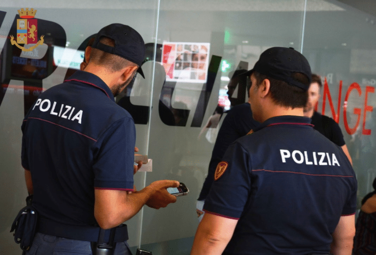 Circolare a piedi sena documenti non è reato, ma in caso di controlli da parte della polizia o dei controllori vi sono degli obblighi da rispettare. Cosa si rischia.