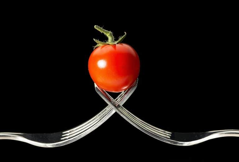 Il pomodoro Pachino soccombe al datterino del Camerun: prezzi giù e produzione in difficoltà.