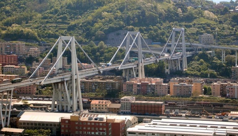 Revoca delle concessioni autostradali per Atlantia o maxi-sanzione o anche abbassamento del pedaggio sulla rete. Il governo Conte punta a punire i Benetton, ma non per la tragedia del Ponte Morandi, bensì sul mancato salvataggio di Alitalia.