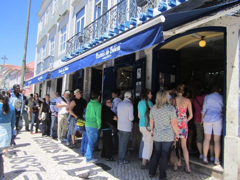 I bond di Portogallo e Grecia toccano i minimi storici. Ieri, Lisbona ha tenuto un'asta da record e Atene non ha mai avuto costi così bassi sul suo debito.