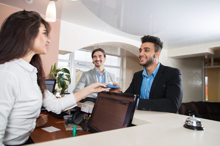 Boom di transazioni con moneta elettronica nel settore turistico - alberghiero. Per andare in vacanza gli italiani preferiscono carte di credito e bancomat.