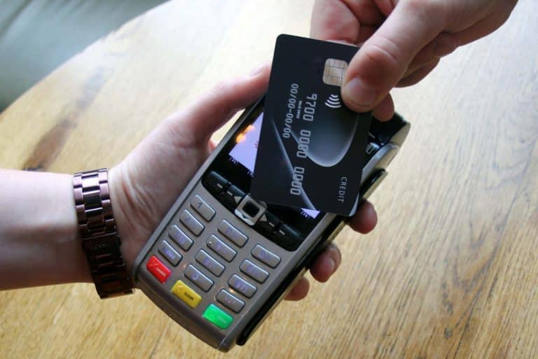 I pagamenti senza Pin con carta di credito o smartphone ora sono limitati a 25 euro. Presto la soglia sarà di 50 euro