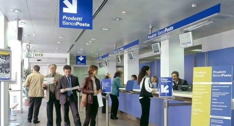 La crisi delle banche italiane sta spingendo diversi piccoli risparmiatori verso le Poste. Ma i loro conti sono davvero al sicuro?