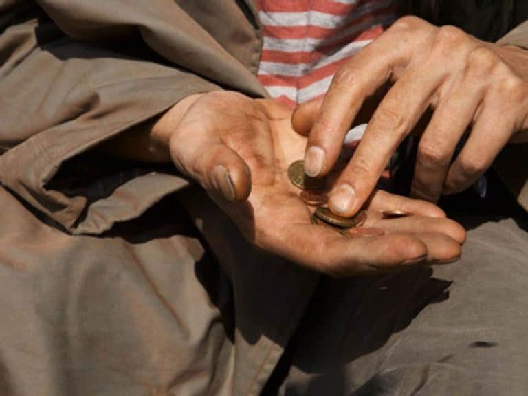 Quali redditi possono portare alla decurtazione o al taglio dell'assegno sociale? Si può vendere l'abitazione principale senza rischiare che l'assegno sociale venga sospeso?