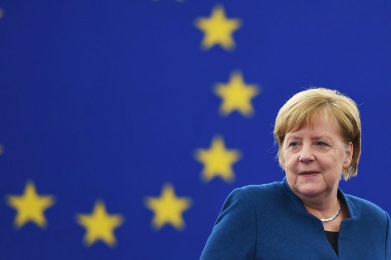 La presidenza di turno dell'Unione Europea passa alla Germania in uno dei peggiori momenti per l'economia del continente. E per la cancelliera tedesca sarà l'ultimo "show" prima dell'addio.