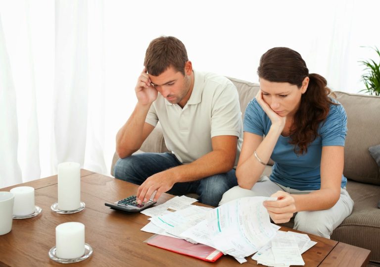 Inizia male il 2021 per i finanziamenti a imprese e famiglie. La seconda ondata Covid costringe la gente a non spendere.