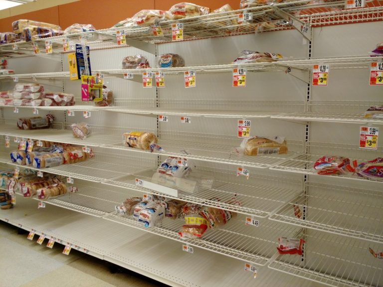 L'iperinflazione nello Zimbabwe diventa un incubo concreto dopo poco più di 10 anni dalla sua fine. I prezzi crescono a tre cifre su base annua e i supermercati già soffrono della carenza di beni, mentre il governo vieta gli scambi in dollari USA.