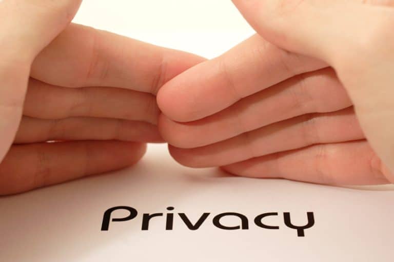 Il Garante privacy multa di 50 mila euro un’azienda per aver geolocalizzato circa 100 dipendenti in smart working, stabilendo che il monitoraggio viola libertà e dignità dei lavoratori
