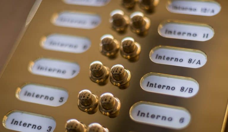 Il medico Inps è passato per la visita fiscale e ha certificato la vostra assenza ma voi eravate in casa: come dimostrarlo ed evitare sanzioni per l'irreperibilità di cui siete accusati?