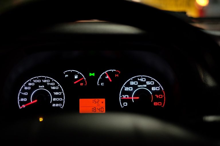 Scende leggermente il prezzo dell'Rc auto, ma per alcune categorie non è così e variano anche le città.
