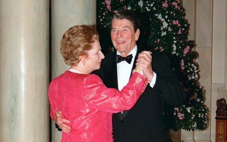 Oggi, visita di Theresa May al presidente Trump. Il possibile asse USA-Regno Unito ricorda quello ai tempi di Ronald Reagan e Margaret Thatcher. In ballo c'è un ordine mondiale post-Brexit. Tesi i rapporti con il Messico.