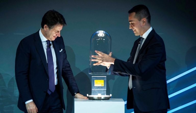 La base del Movimento 5 Stelle salva Luigi Di Maio dopo la pesante sconfitta accusata alle elezioni europee, ma tra la fronda interna di sinistra e l'alleato di destra, il grillino se la vedrà brutta.