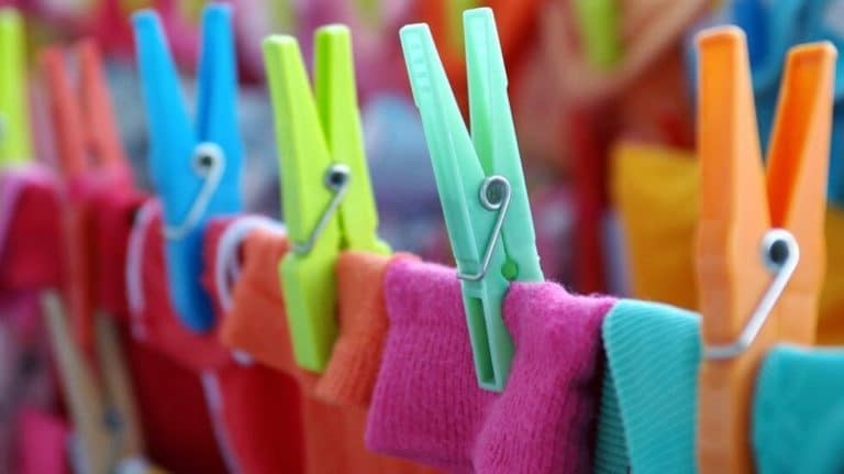 Panni stesi che sgocciolano sul balcone di sotto: quale dei due condomini ha ragione? Come far valere i propri diritti?