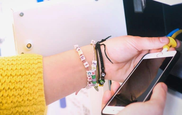 Assegno mantenimento figli: sapevate che rientra tra le spese da coprire anche la ricarica del cellulare?