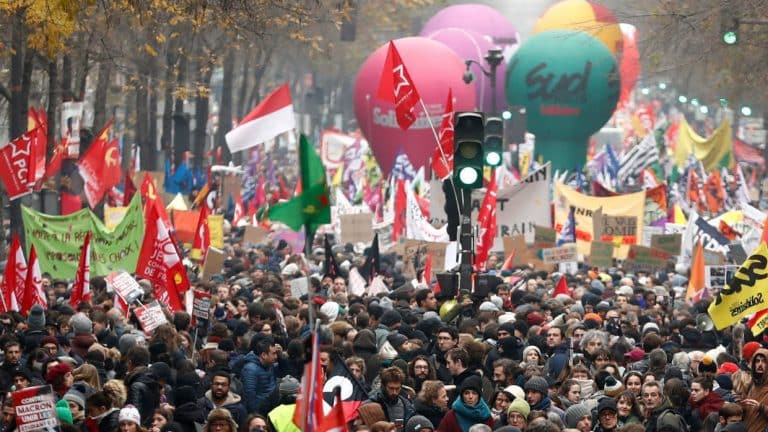 Le proteste di piazza in Francia contro la riforma delle pensioni hanno piegato l'Eliseo. Il presidente Emmanuel Macron ha ritirato la proposta, che era tutt'altro che irragionevole. Ma i sindacati transalpini hanno la testa rivolta al passato.
