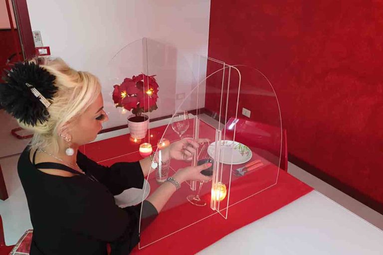 Ristoranti pronti a ripartire (e a richiudere) con le nuove regole sul distanziamento. Per entrare in gruppi servirà l’autocertificazione e il rispetto di 2 metri di distanza.