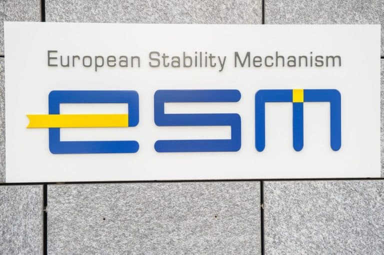 La riforma del Fondo salva-stati minaccia la stessa sopravvivenza dell'euro con la previsione di una previa ristrutturazione del debito pubblico per chiedere aiuto in caso di crisi.