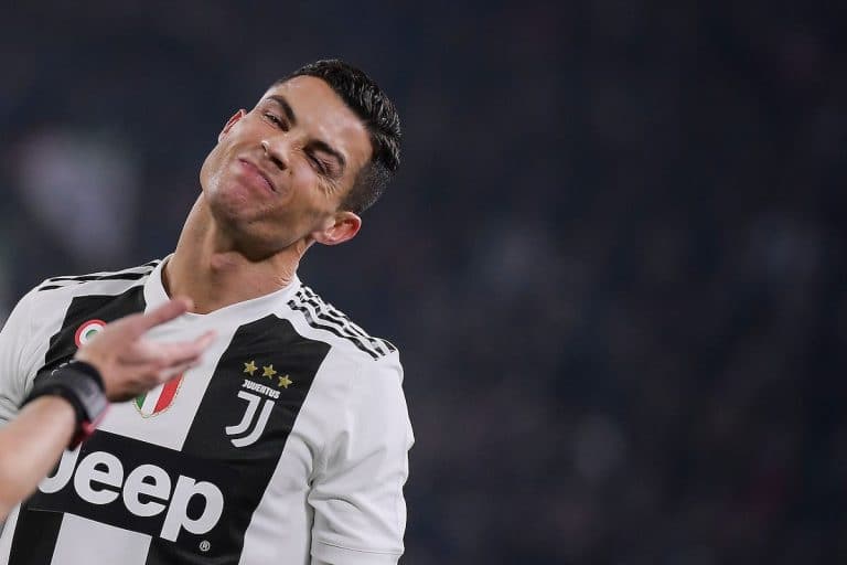 I successi sportivi della Juventus non si trasferiscono all'ufficio ragioneria. I conti bianconeri piangono, malgrado il boom dei ricavi, sostenuto dall'affare Cristiano Ronaldo. E KPMG lancia l'allarme "Fair Play Finanziario".