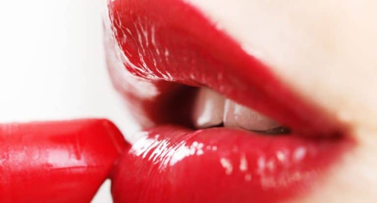 Allerta di contaminazione “rischio grave” da RAPEX, trovato piombo nei rossetti: ecco i lotti di cui si chiede immediatamente il ritiro dal mercato.