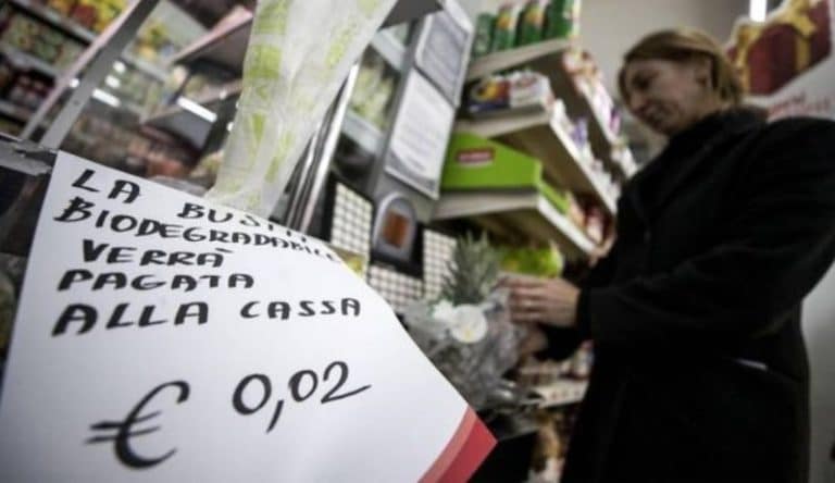 Per evitare il pagamento dei sacchetti di frutta e verdura spuntano metodi di tutti i tipi e il Ministero è costretto ad intervenire sulle shopper portate da casa: si può?