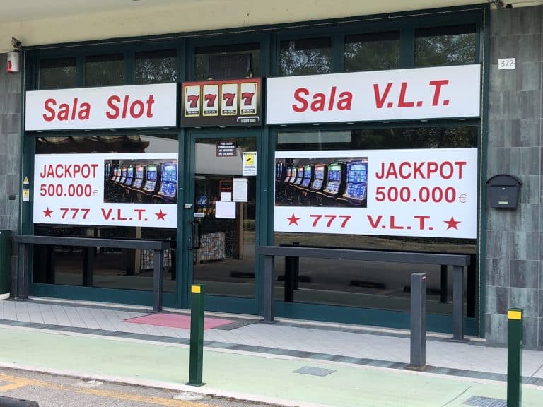 La chiusura forzata di sale giochi e scommesse favorisce il gaming illegale. Lo Stato perde soldi. Che senso ha parlare di evasione fiscale?