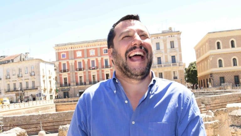 La Lega di Matteo Salvini potrebbe presto non avere più la scritta "Nord". Il cambiamento storico sarebbe una sfida aperta alla leadership nel centro-destra di Silvio Berlusconi.