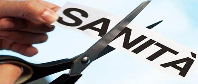 Il mercato nero delle visite specialistiche sta sempre più dirottando le risorse stanziate per il pubblico verso il privato con gravi danni per i cittadini meno abbienti.