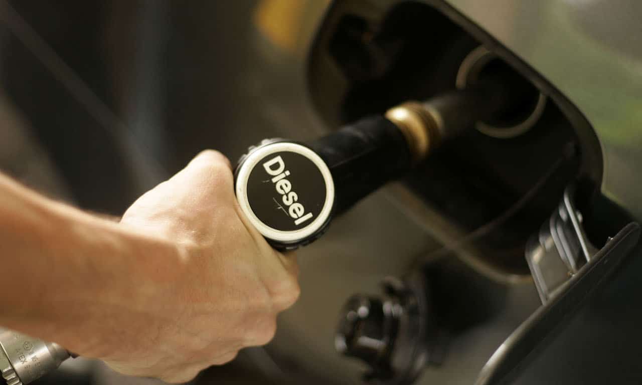 Crollano i prezzi di benzina e diesel, finalmente una buona notizia