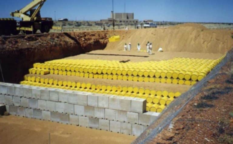 La storia del nucleare in Italia non è stata mai facile: il problema dello smaltimento scorie tra catastrofi ambientali annunciate e scandali economici.