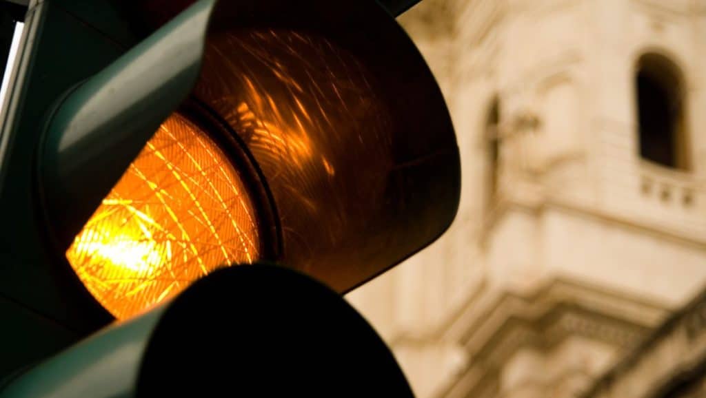 E' possibile contestare una multa se il semaforo giallo dura troppo poco? Vediamo i casi ammessi in cui si può impugnare.