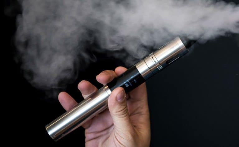 Dal prossimo anno aumenteranno i costi delle sigarette elettroniche. Tutti i dettagli dei rincari previsti nella legge di bilancio 2021.