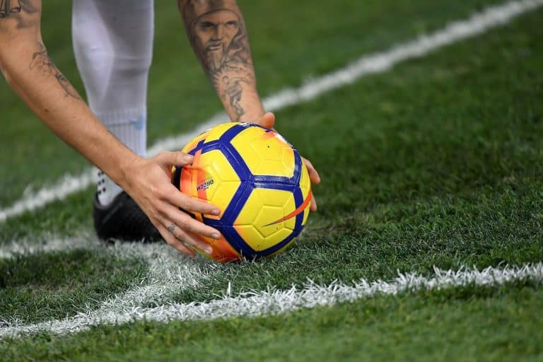 Gli abbonamenti al calcio di Serie A di Sky sono a rischio e così l'operatore satellitare punta a rafforzarli lanciandosi nel mercato della fibra ottica.