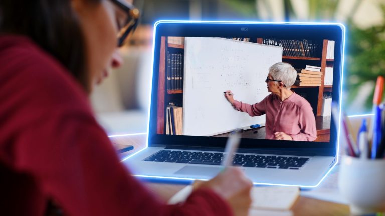 Dipendenti Accenture al lavoro da casa per il 98% della forza. Lo smart working sarà definitivo anche dopo la pandemia.