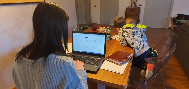 Lo smart working diventa un diritto per chi ha figli fino a 14 anni. La misura è valida sino al termine dell’emergenza, ma potrebbe diventare definitiva.