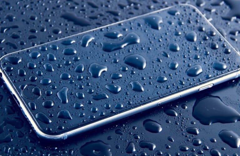 Cosa copre la garanzia dello smartphone nel caso quest'ultimo si bagni? Vediamo cosa dice la legge.