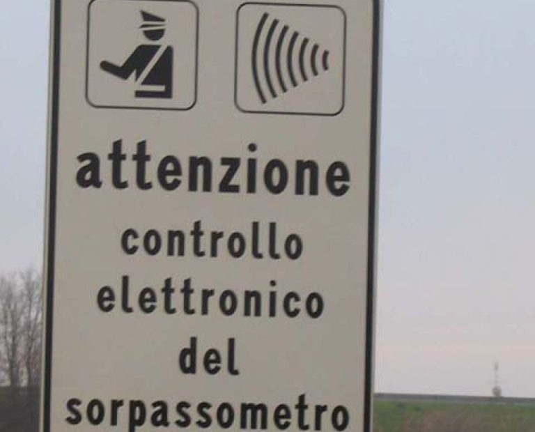 Sorpassi azzardati e pericolosi: come funzionano le multe con il sorpassometro