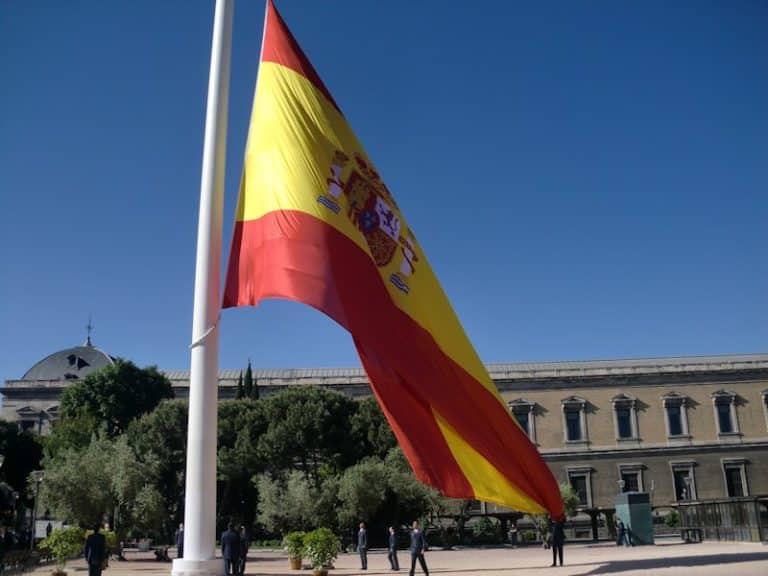 In netto calo i rendimenti dei nuovi titoli di stato spagnoli. Collocati in asta oltre 4 miliardi di euro a varie scadenze. Tutti i dettagli.