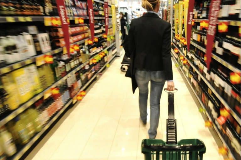 Fare spesa con la card del Reddito di Cittadinanza per altri e chiedere i contanti indietro: ecco l'ultimo escamotage dei furbetti del sussidio per aggirare le regole sulle spese vietate.