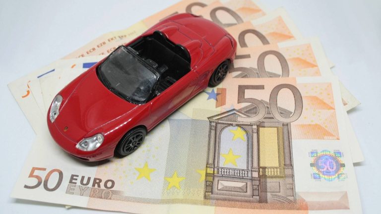 L’acquisto di un’auto costosa non è più soggetto a controlli da parte del fisco. Il redditometro non funziona bene ed è stato sospeso.