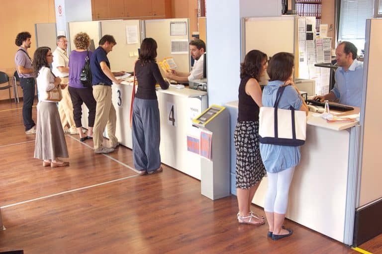 Padoan spinge all’aggregazione: l’Italia è il Paese con la più alta concentrazione di sportelli tra le Nazioni occidentali. Il numero degli sportelli bancari supera quello di farmacie.