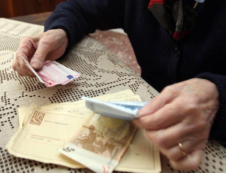 Chi non ha mai lavorato e raggiunge certi limiti di età ha diritto all’assegno sociale o alla pensione di cittadinanza. Attenzione però ai limiti di reddito. Cosa guardare e come scegliere.