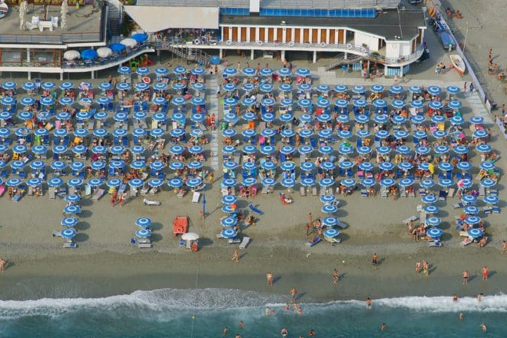 Gli stabilimenti balneari, stop a proroga concessioni dopo quest'anno
