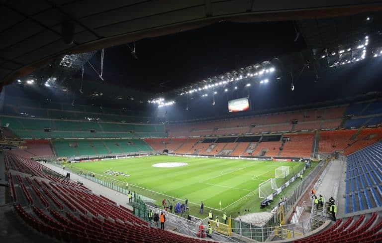 Partite di calcio chiuse al pubblico, sebbene il CONI proponga l'accesso ai soli abbonati. A rischio decine di milioni di euro, specie per le gare clou.