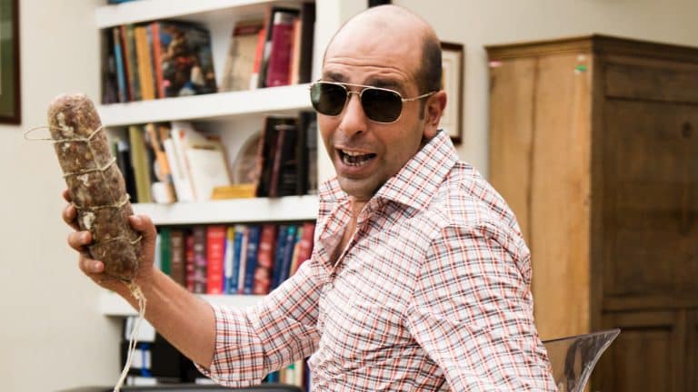 La crisi dell'economia italiana ha origini strutturali e nella mentalità dello stato, che tende a punire chiunque produca e lavora, mentre favorisce "fannulloni" e sacche di parassitismo sociale.