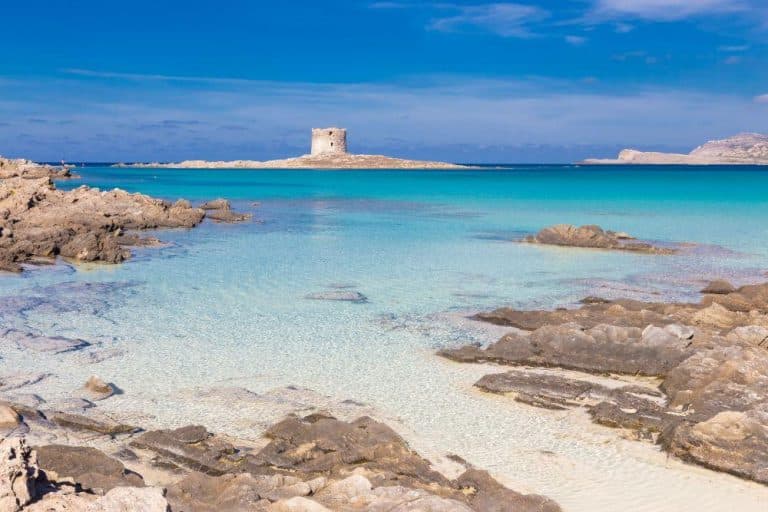 Non solo l'emergenza covid ma anche la volontà di proteggere le spiagge sarde dietro le scelte di alcuni Comuni.
